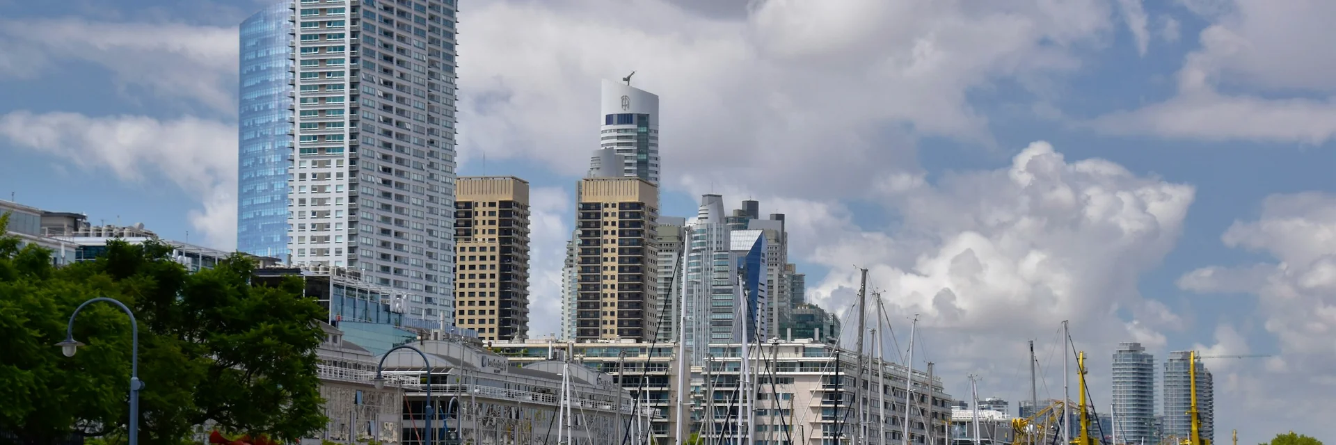 Los rascacielos y el puerto deportivo de Puerto Madero, Buenos Aires, vistos desde los diques a la luz del día (fotografía representativa del barrio, no del edificio de Madero Tango)
